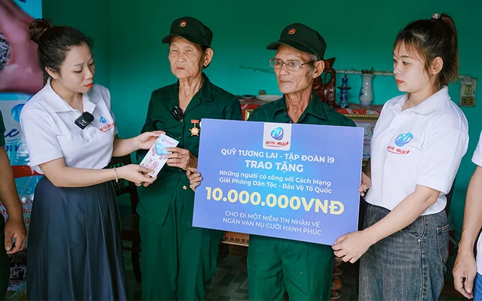 Hình ảnh nhân viên hỗ trợ khách hàng đang tư vấn qua điện thoại và máy tính tại gacam67a com